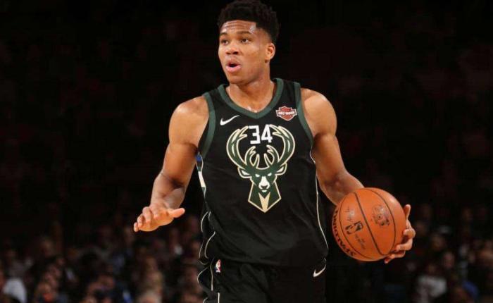 他密切关注 他密切关注